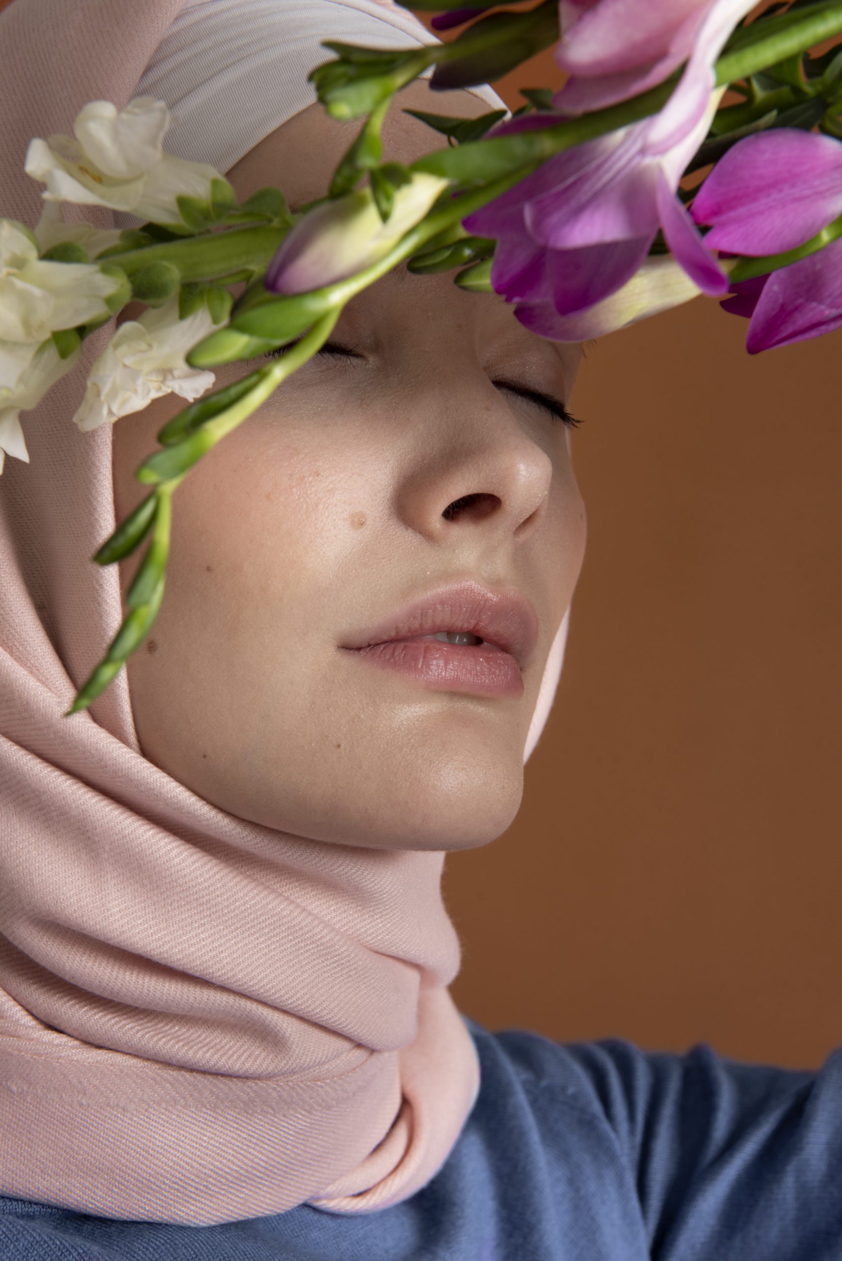 close-up-woman-posing-with-flowers